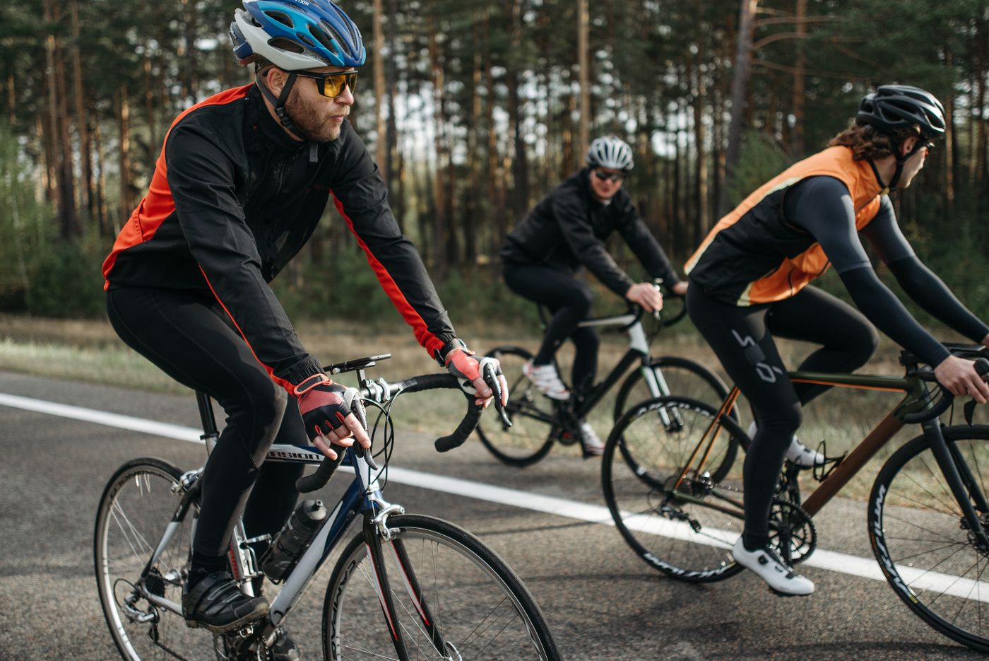 Gruppo di ciclisti amatori su strada