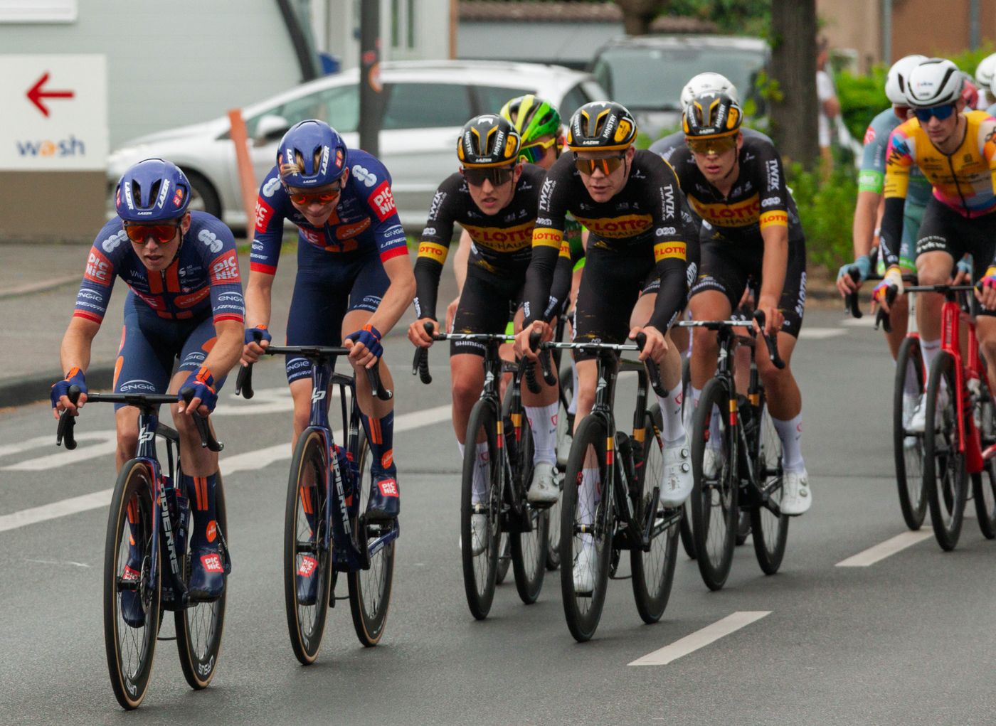 Gruppo di ciclisti in gara
