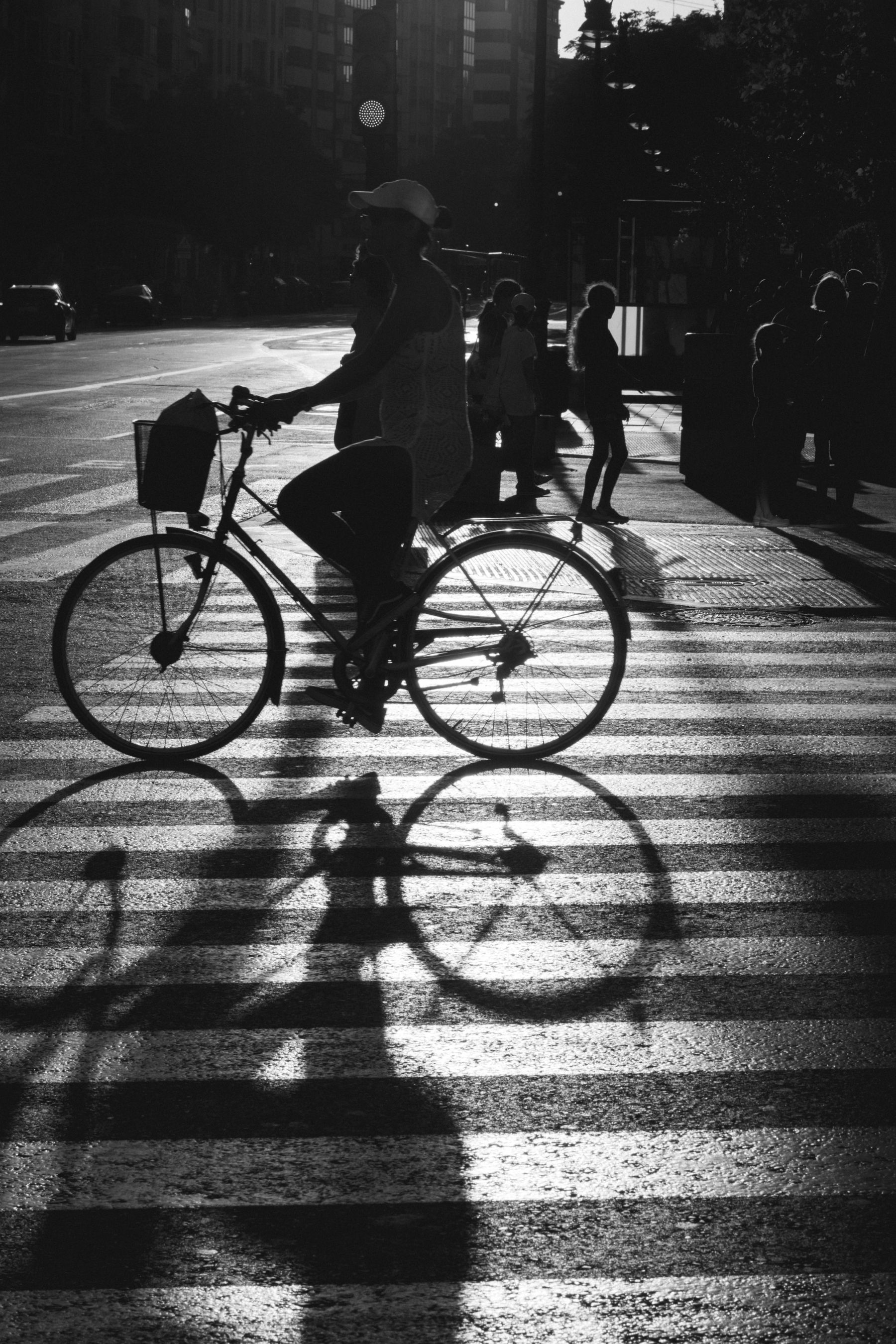 Ombra di una bicicletta sull'asfalto, in bianco e nero
