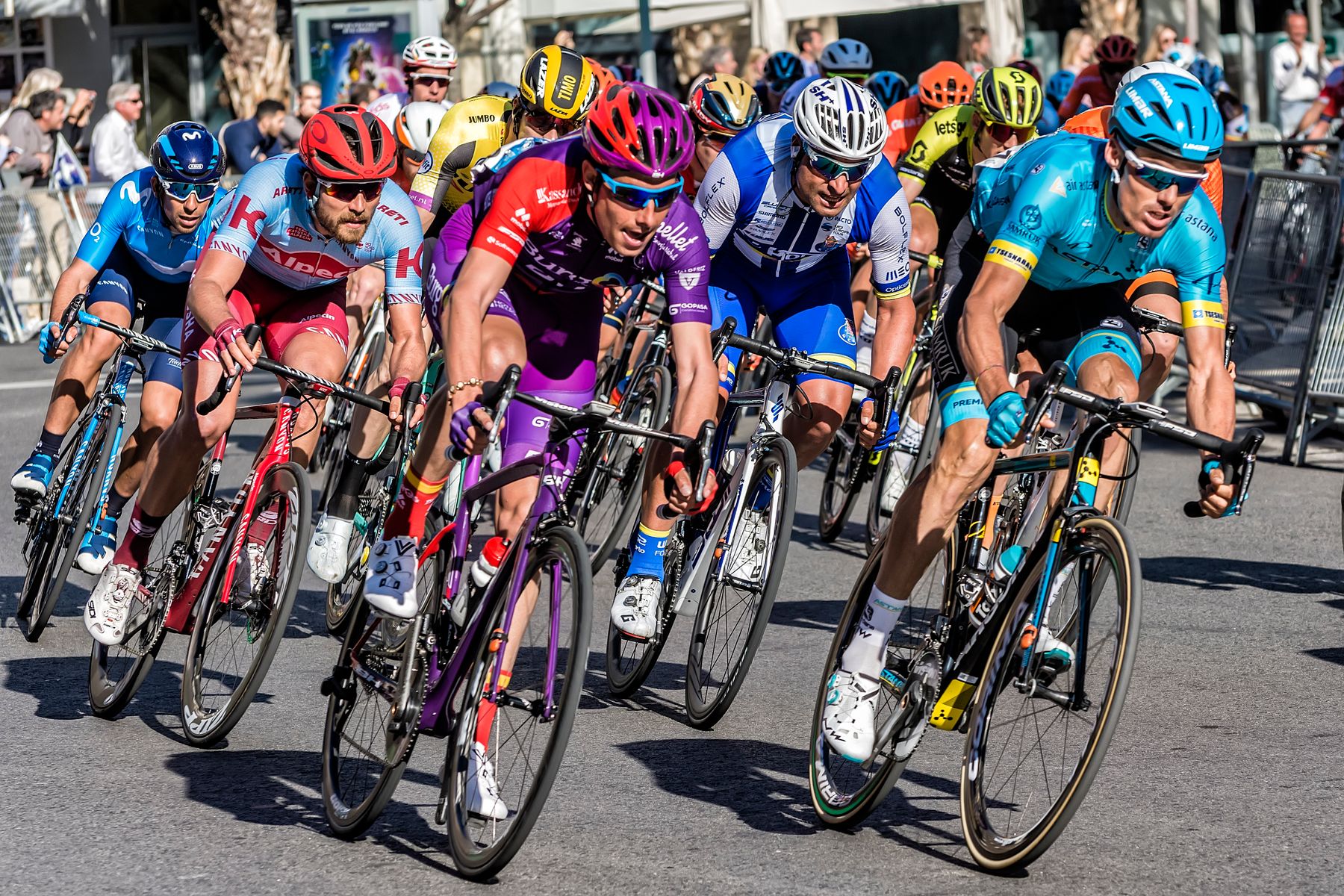 Gruppo compatto di ciclisti in gara