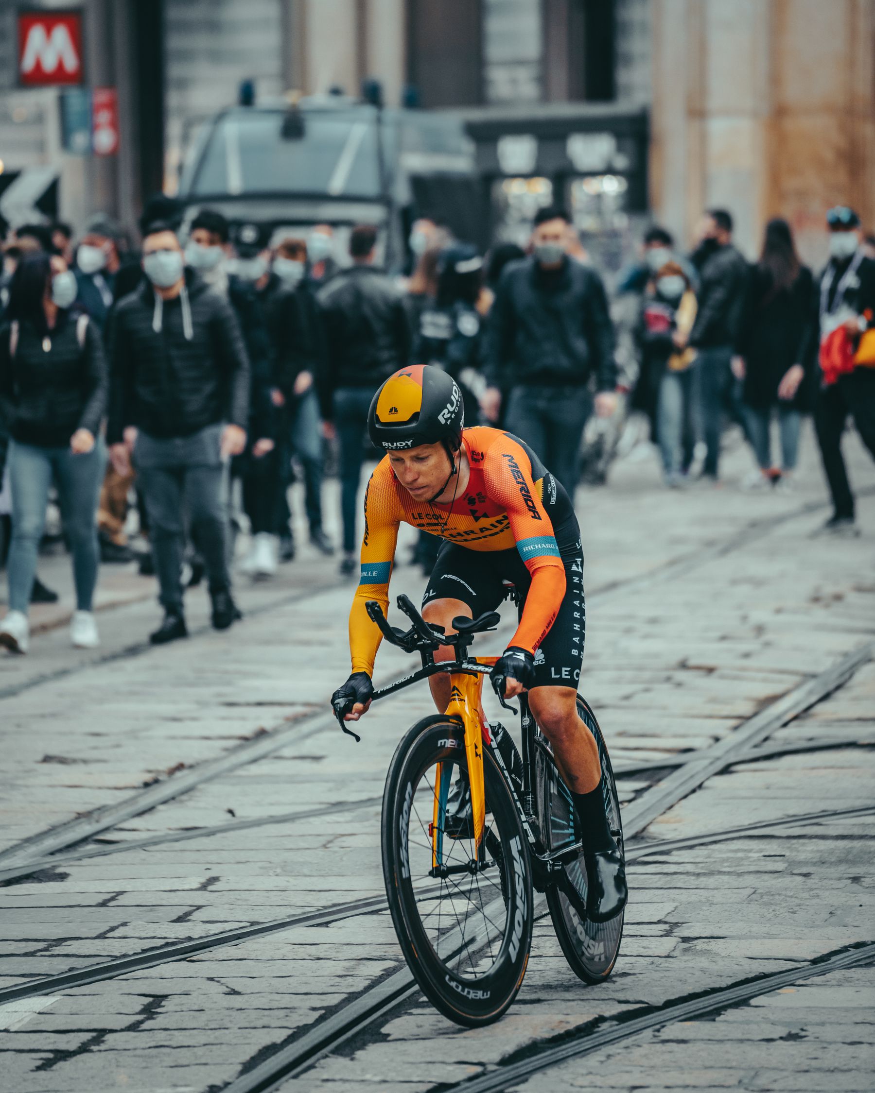 Ciclista in corsa fra il pubblico