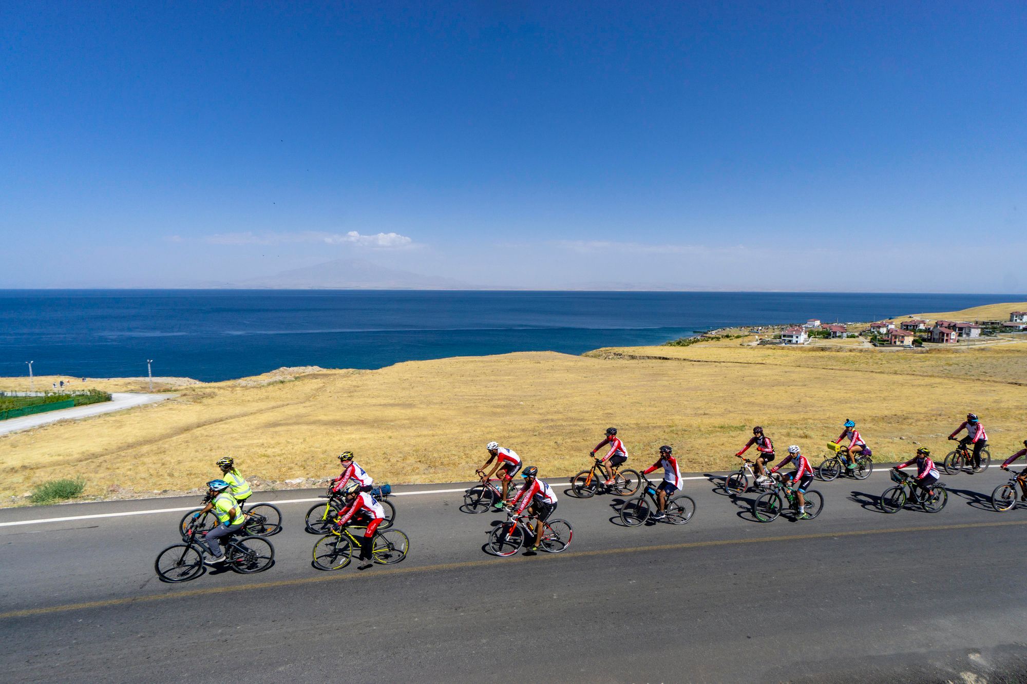 Gruppo di ciclisti in gara su strada aperta