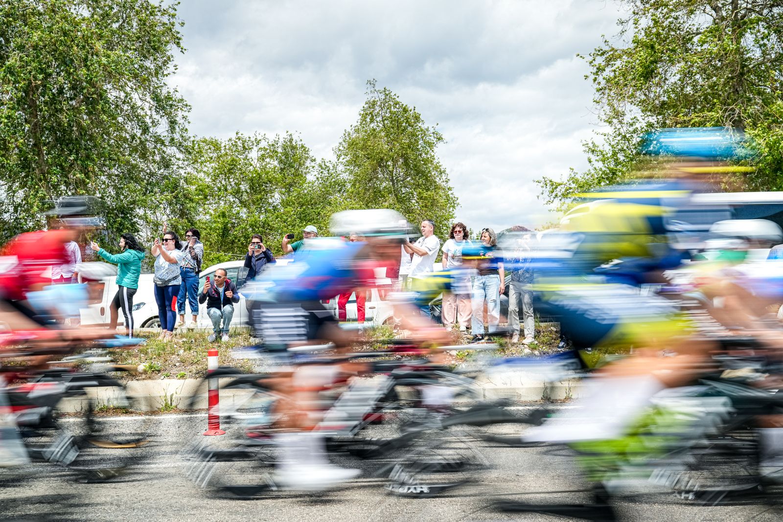 Gruppo di ciclisti in movimento durante una gran fondo