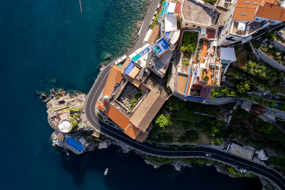 Borgo affacciato sull'acqua visto dall'alto